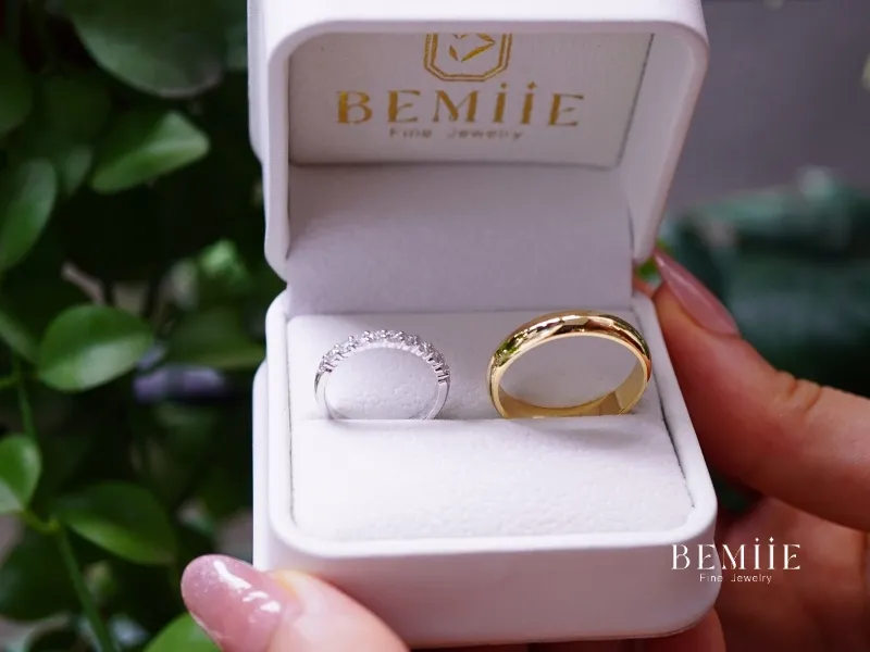 Thiết kế nhẫn cưới trơn ấn tượng cho cặp đôi của Bemiie