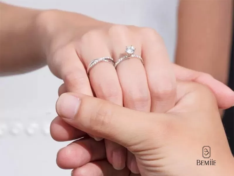 101+ Bí Ẩn Về Nhẫn Cầu Hôn Và Nhẫn Cưới – Điểm Giống Và Khác Nhau Ra Sao?