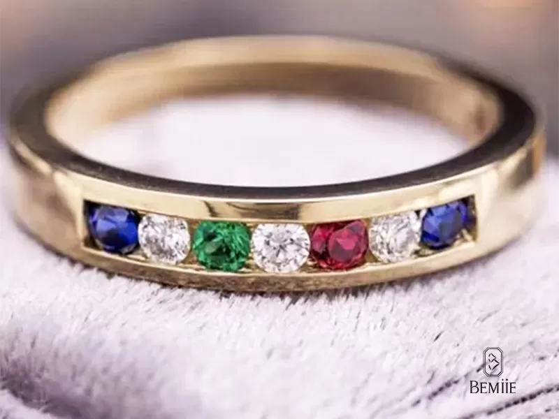 nhẫn cưới thiết kế đính đá quý