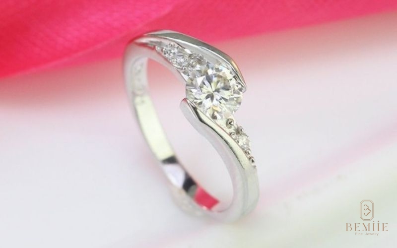 Thiết kế nhẫn Moissanite độc quyền tại Bemiie – Lấp lánh như kim cương, rực rỡ như tình yêu!