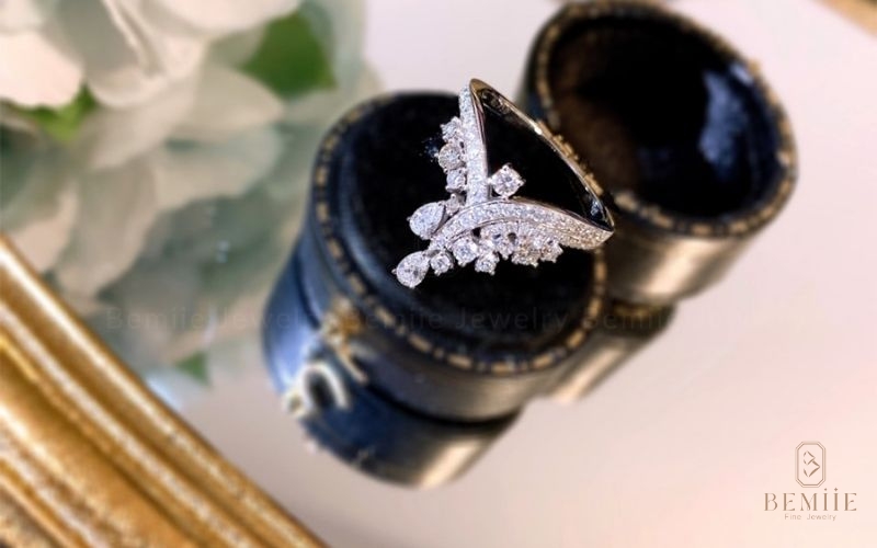 Nhẫn Eternity Queen Crown tại Bemiie – Vương miện tình yêu lấp lánh vĩnh cửu, tôn vinh trái tim kiêu sa