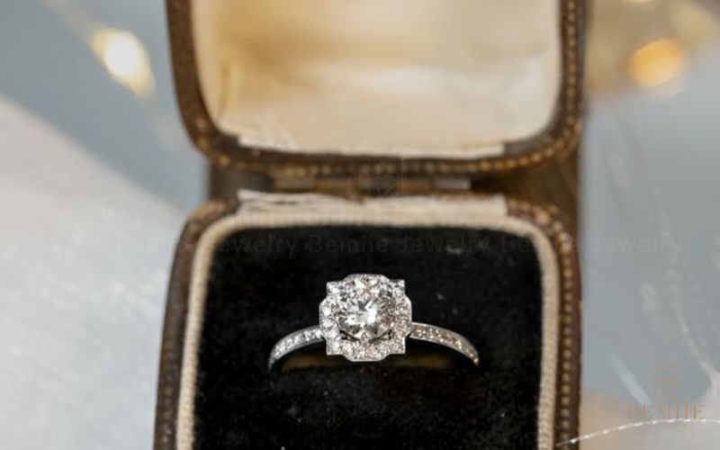 Nhẫn kim cương Round Halo Pave 18K tại Bemiie – Vẻ đẹp vĩnh cửu, lấp lánh như tình yêu bất tận