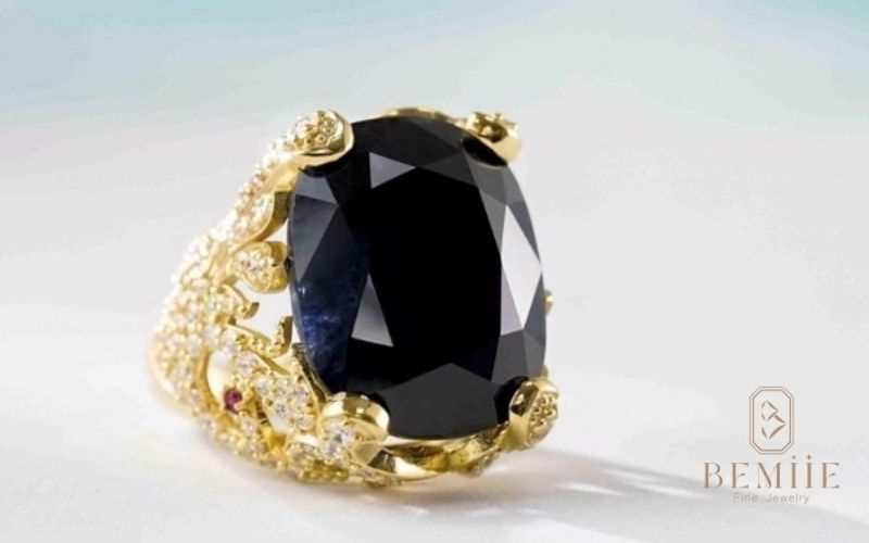 Nhẫn Ruby đen với vẻ đẹp huyền bí, mạnh mẽ - lựa chọn hoàn hảo cho quý ông lịch lãm