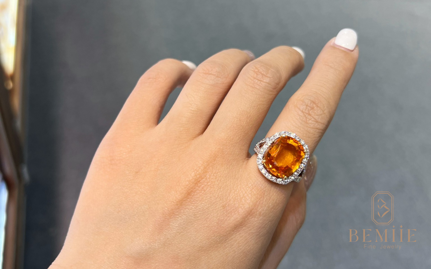 thiết kế nhẫn đá Sapphire cam - nổi bật với vẻ đẹp rực rỡ, tràn đầy năng lượng