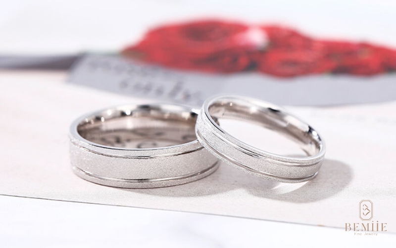 Mẫu nhẫn đôi trơn dễ dàng vệ sinh và bảo quản