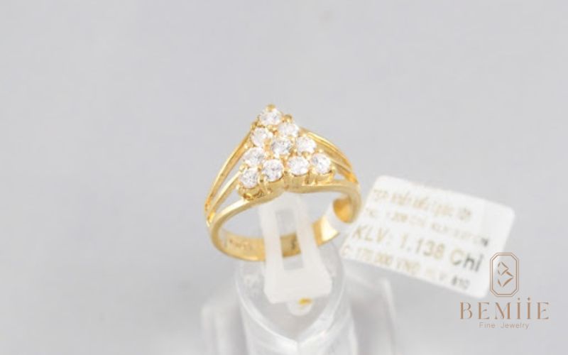 thiết kế nhẫn tam giác vàng 18K – tôn lên vẻ sang trọng đầy cá tính với sắc vàng đẳng cấp.