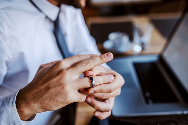 Nhẫn vàng nam thiết kế theo phong cách tối giản sang trọng