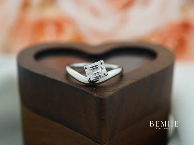 Nhẫn Cầu Hôn Emerald Cut