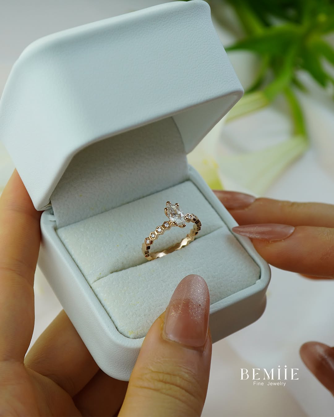 Nhẫn Cầu Hôn Kim Cương Giá Bao Nhiêu? Cách Chọn Theo Ngân Sách