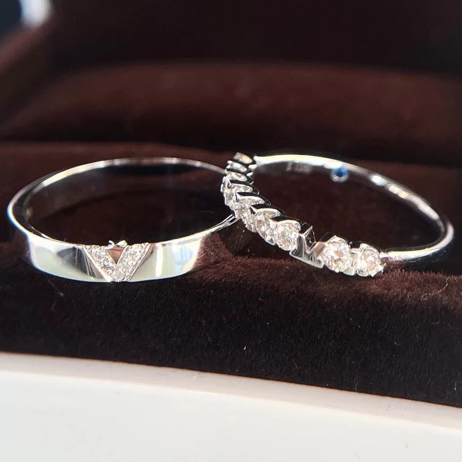 Nhẫn Cầu Hôn Oval Diamond: Vẻ Đẹp Sang Trọng, Tinh Tế Và Cách Chọn