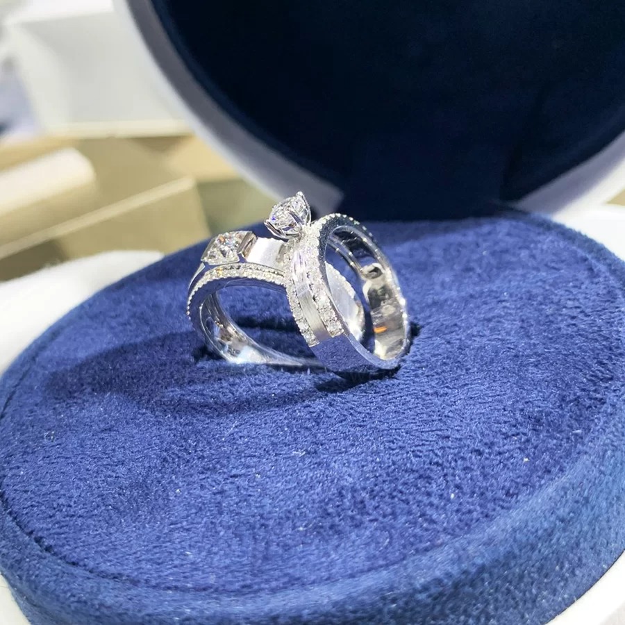 Nhẫn Cầu Hôn Princess Cut: Vẻ Đẹp Hiện Đại, Sang Trọng Và Cách Chọn