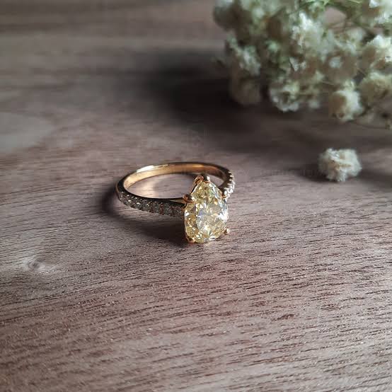 Nhẫn Cầu Hôn Pear Shape: Vẻ Đẹp Thanh Thoát, Nữ Tính Và Cách Chọn
